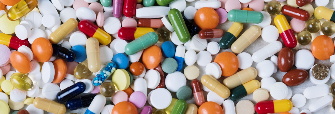 Man sieht einen Haufen Pillen und Tabletten.